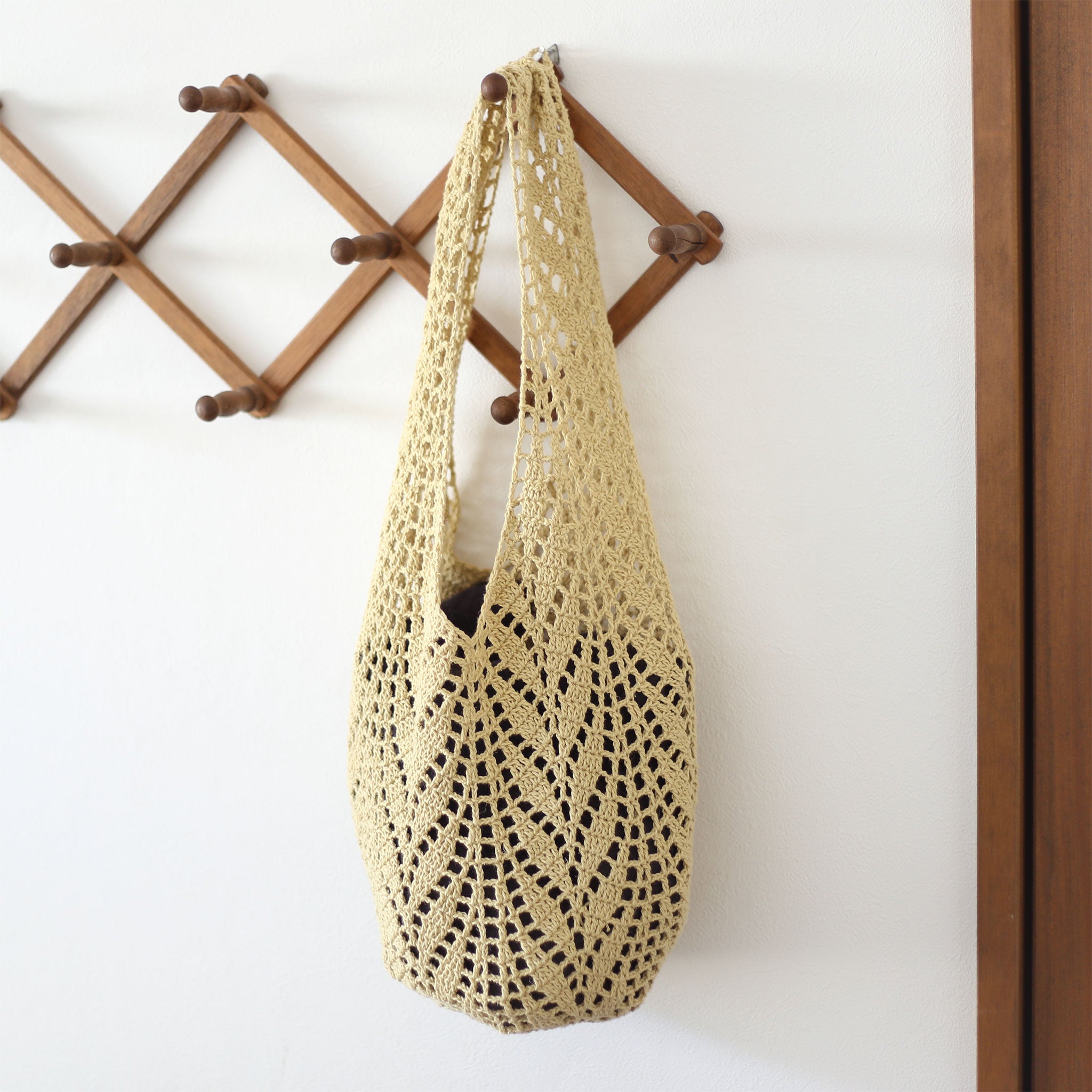 Leaf pattern shoulder bag