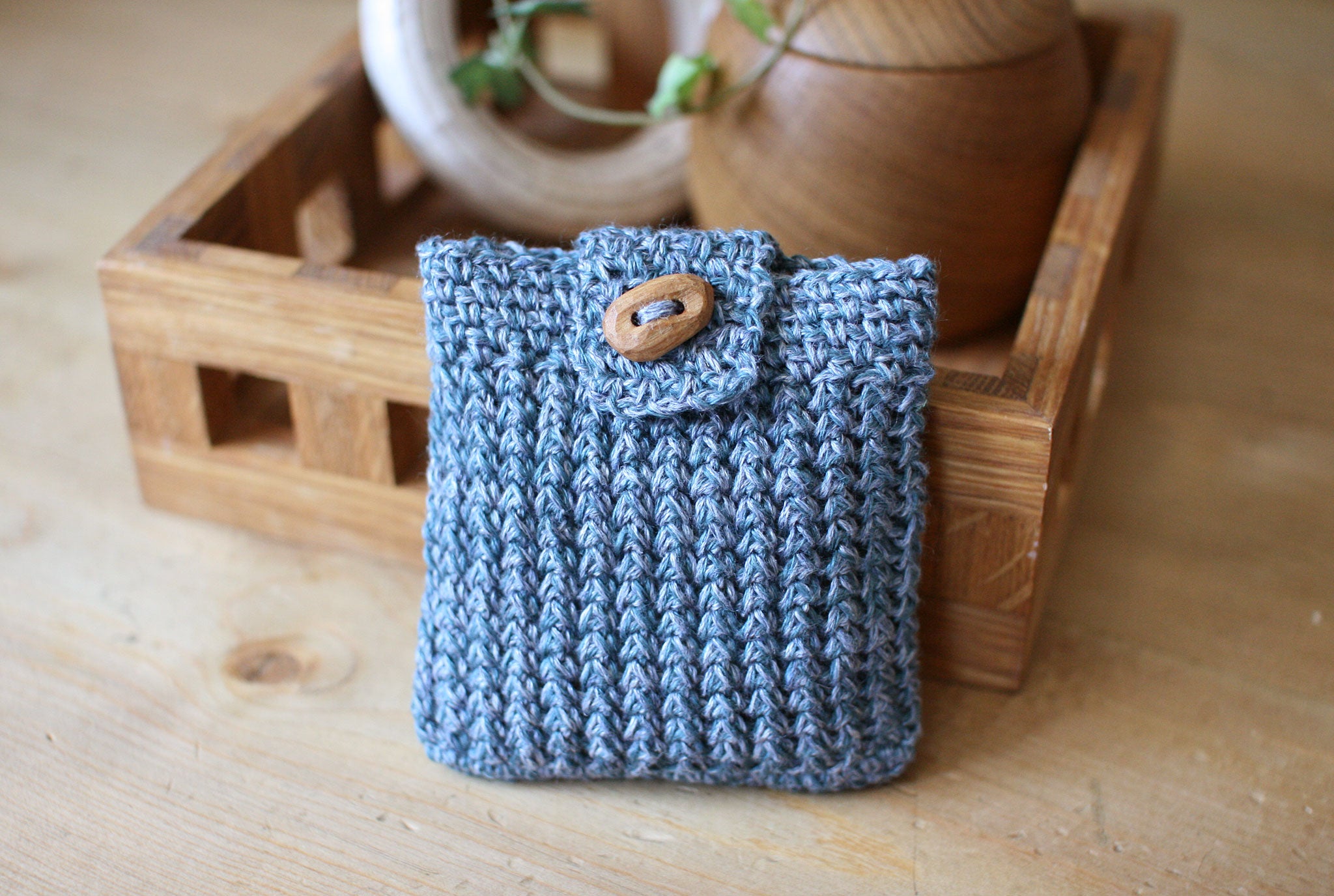 "Buttoned pouch" Crochet Pattern