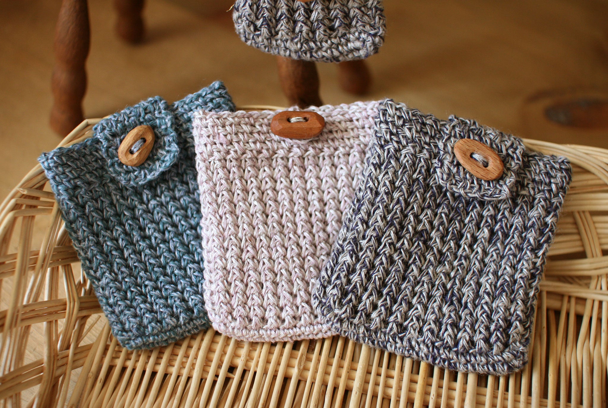 "Buttoned pouch" Crochet Pattern