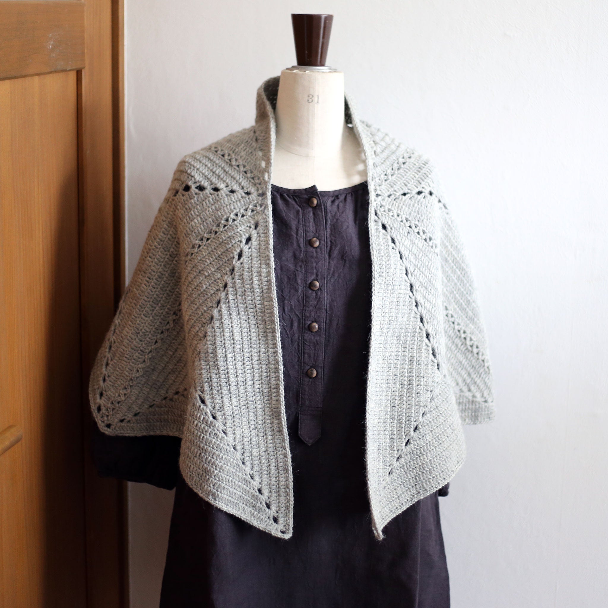 "Triangular panel stole" Crochet Pattern