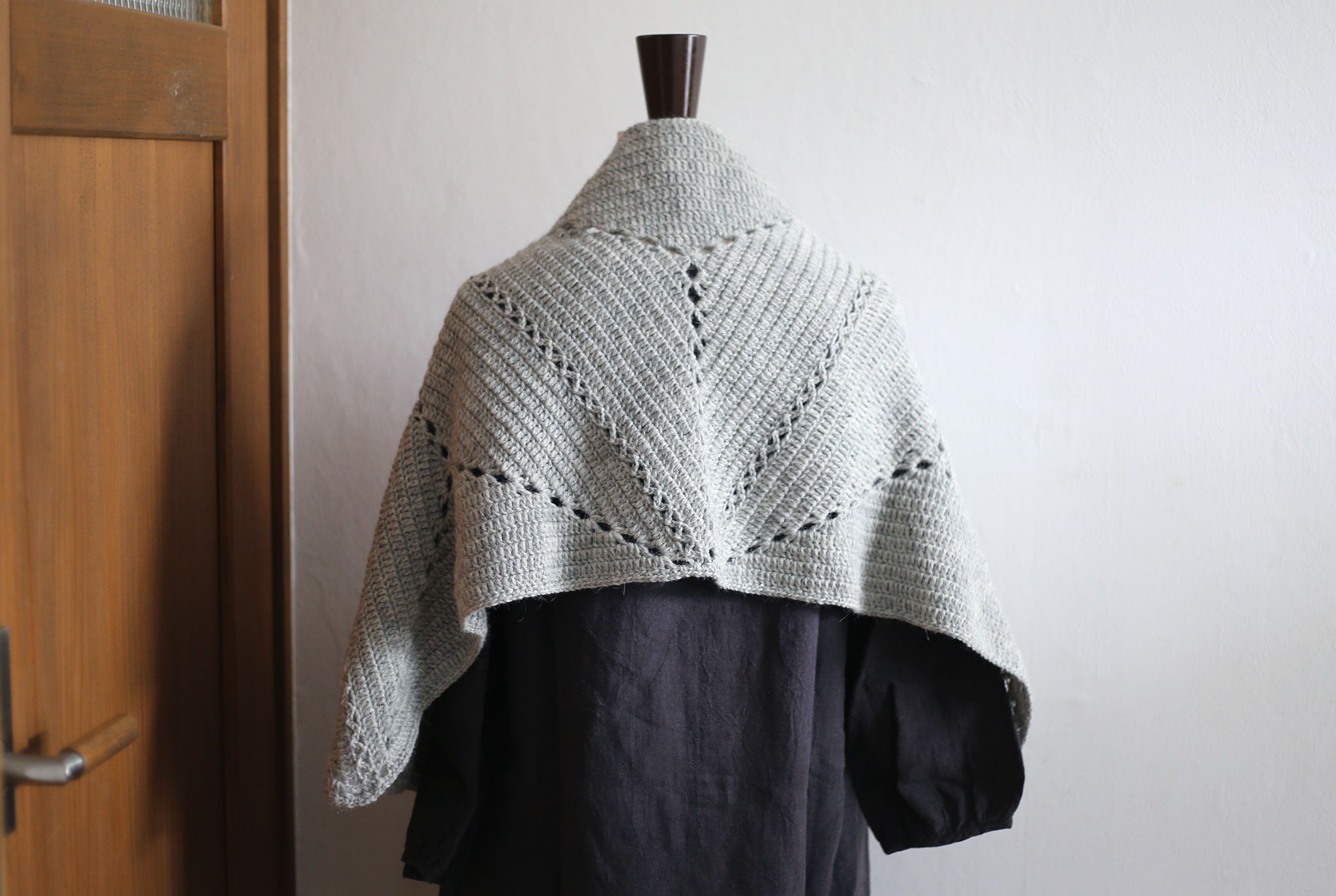 "Triangular panel stole" Crochet Pattern